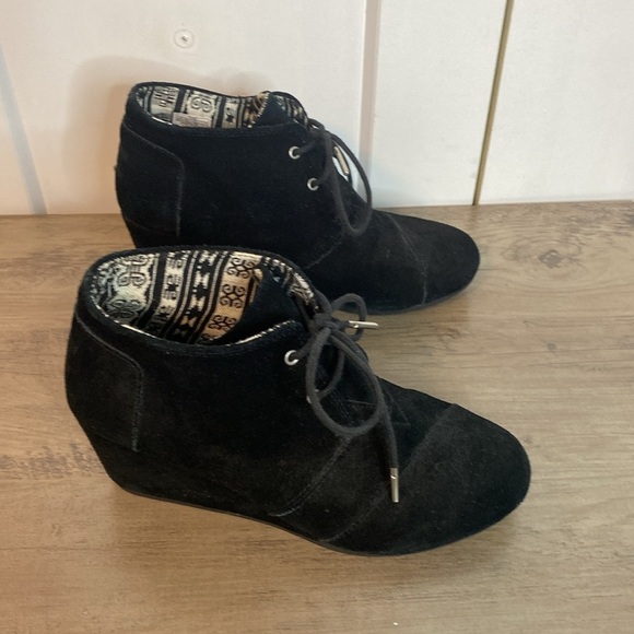 Toms | Women's Black Sued Lace Up Ankle Booties - 8.5 - Picture 3 of 6